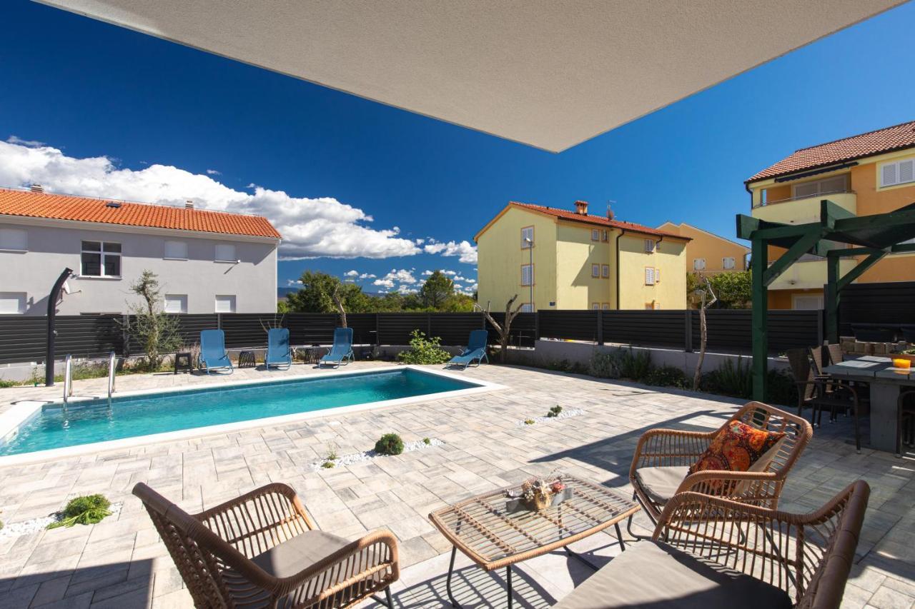 Patrick With Private Pool Apartment