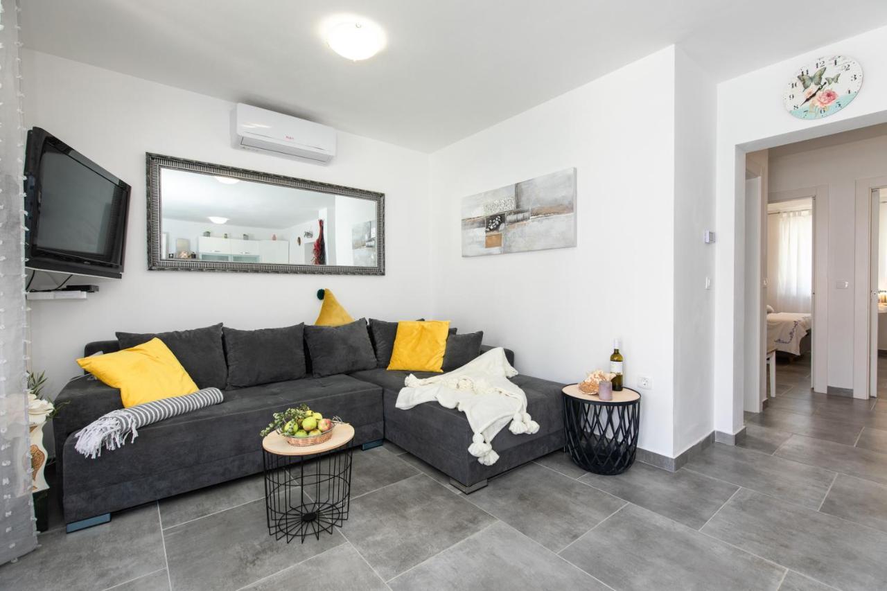Patrick With Private Pool Apartment Cizici